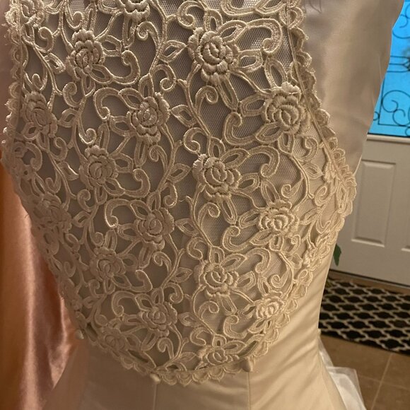 🔥Mystery 3 pc sale incl ornate rectangular trane Gown Ivory w Lace or table top - Picture 5 of 6